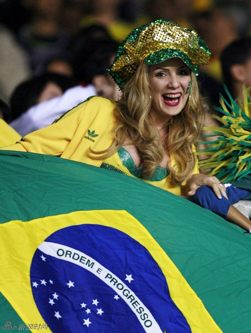 Tình yêu cuồng nhiệt với đội nhà nhiều fan nữ Brazil sẵn sàng khoe thân bất cứ khi nào.
